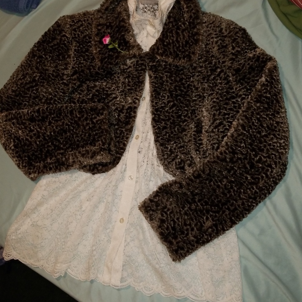 💥Vintage made in" USA," IMITATED FUR SHRUG